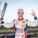Andersen präsentiert die Trophäe für den Sieg im Sonntagsrennen der TCR Germany auf dem Sachsenring