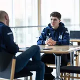 Lars Ramaer im Auswertungsgespräch mit Sportpsychologen (Foto Gruppe C Photography)