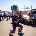 Maskottchen Pat Patriot sorgt im Fahrerlager des Sachsenrings für echtes NFL-Feeling.