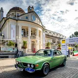 Vor dem Kurhaus in Meran starteten die Oldtimer zur Tagestour durch den Süden Südtirols