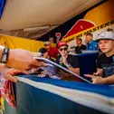 Bei der Autogrammstunde sind die Fans den Motocross-Stars ganz nah