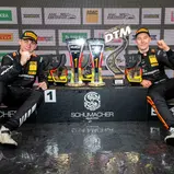 Tom Kalender und Elias Seppänen mit vielen neuen Pokalen für die Trophäensammlung