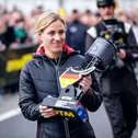 Abt Sportsline erhielt den Siegerpokal aus den Händen von Angelique Kerber