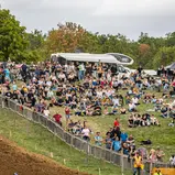 Zuschauer bei der Deutschen Motocross Meisterschaft (DMX) in Holzgerlingen