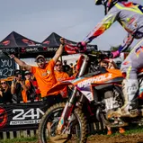 Mechaniker von Henry Jacobi ( Deutschland / KTM / KTM Sarholz Racing Team ) beim ADAC MX Masters in der Helferbox. Henry beendet seine aktive Karriere