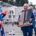 Der bayerische Innenminister Joachim Herrmann überreichte René Rast seinen Siegerpokal