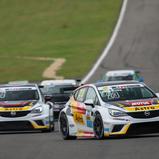 Jordi Oriola und Pierre-Yves Corthals wollen im Opel Astra TCR das Feld aufmischen