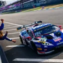 Jubel bei der Zieldurchfahrt: Der Lamborghini Huracán GT3 Evo 2 vom Liqui Moly Team Engstler Motorsport