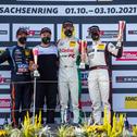 Sieger Fugel (2.v.r.) jubelt auf dem Podium
