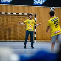 Jusuf Owega probierte sich als Handball-Torwart und zeigte sich reaktionsschnell