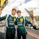 Stolze Gewinner: Schiller und Gounon mit den Siegerpokalen