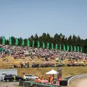  Auf der Dekra-Tribüne T13 genossen die Fans die beste Sicht auf die Ausbremsmanöver vor der Sachsenkurve