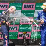 Beste Stimmung auf dem DTM-Podium bei Luca Engstler und Maro Engel (l-r)
