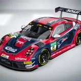 Bastian Buus steuert einen Porsche 911 GT3 R im Sonderdesign der New England Patriots (Foto: Land-Motorsport)