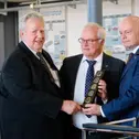 Ausgezeichnet für sein Lebenswerk: Konrad Auwärter bei der feierlichen Übergabe (v. l. n. r.: Konrad Auwärter, Timo Vuortiou – FIVA Vice President Utilitarian Vehicles, Karlheinz Jungbeck – ADAC Tourismuspräsident & FIVA Vice President Culture and Youth)