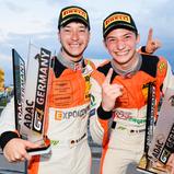 Strahlende Sieger mit Pokal: Mike David Ortmann (li.) und Hugo Sasse