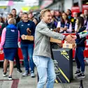 Der ehemalige Ski-Star Hans Knauß überreichte Laurin Heinrich den Pokal