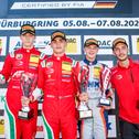Podium des zweiten Sonntagsrennens: Conrad Laursen, James Wharton, Taylor Barnard und Prema-Repräsentant Nicolò Basso (v. l. n. r.)