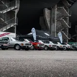 Das Markenclubareal verwandelt die Osttribüne in ein Freilicht-Museum aus Chrom und Blech (Foto: Mercedes-Benz R/C 107 SL-Club Deutschland e.V.)