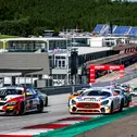 Fahrzeuge der Titel-Rivalen: BMW M4 GT4 neben Mercedes-AMG GT4