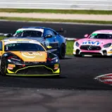 Platz drei und Tabellenführung für den Aston Martin von Sasse/Ortmann