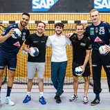 Philipp Ahouansou, Marvin Dienst, Jusuf Owega, Patric Niederhauser und David Späth (l-r) bei einer gemeinsamen Handball-Session