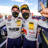 Neue Champions der ADAC GT4 Germany: Michael Schrey (li.) und Gabriele Piana