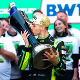 Champion Thomas Preining mit der DTM-Trophäe