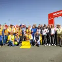 ADAC Präsident Christian Reinicke belohnte die Arbeit der ehrenamtlichen Helfer mit 250 Trinkflaschen des DTM-Partners BWT 
