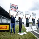 Mark Warnecke (l.) hielt am Samstag das „Start your Engines“-Schild