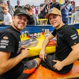 Tom Koch (l.) und Henry Jacobi sind abseits der Strecke gut befreundet, auf dem Motorrad aber zwei scharfe Titelkonkurrenten