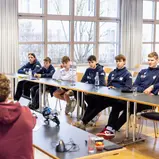 Die Motorrad-Talente im Technik-Workshop (Foto Gruppe C Photography)