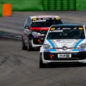 Cedric Fuchs (vorne) hat sich an der Spitze der Fahrerwertung im ADAC Tourenwagen Junior Cup einen kleinen Vorsprung verschaffen können (Foto: ADAC Tourenwagen Junior Cup)
