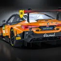 Das Duo startet im BMW M4 GT3 Evo im bekannten orangen Design  (Foto: Berzerkdesign)