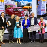 Die Sieger der ADAC Europa Classic 2025 (v. l. n. r.): Achim Loth (ADAC Klassik-Referent), Heinrich und Sylvia Engesser (1. Platz), Matthias und Elke Klüber (2. Platz), Ludwig Stieger und Ulrike Walther (3. Platz)