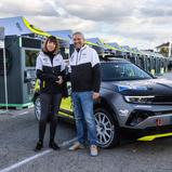 Opel-Marketingchefin Rebecca Reinermann mit ADAC Sportpräsident Dr. Gerd Ennser mit dem Opel Mokka GSE Rally