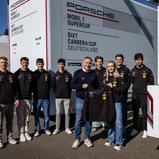ADAC Motorsportchef Thomas Voss (Mitte) bekam von den Talent Pool Piloten des Porsche Sixt Carrera Cup Deutschland symbolisch einen Hoodie überreicht
