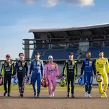  Spitzenreiter Lucas Auer (Mitte) wird beim DTM-Finale von acht Konkurrenten gejagt