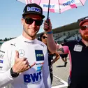 Maro Engel (37/D) klettert in eines der beiden Cockpits des Mercedes-AMG Team Landgraf