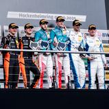 Das Podium: Alexander Fach, Alexander Schwarzer, Tim Zimmermann, Leyton Fourie, Salman Owega, Finn Wiebelhaus, Nico Hantke und Denis Bulatov (v.l.)