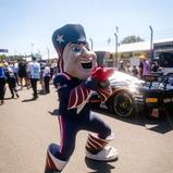 Maskottchen Pat Patriot sorgt im Fahrerlager des Sachsenrings für echtes NFL-Feeling.