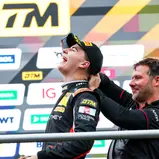 Morris Schuring freute sich mit Sebastian Golz (Projektleiter Porsche 911 GT3 R) über sein erstes DTM-Podium