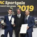 ADAC Motorsportler des Jahres Dennis Ullrich, ADAC Sportpräsident Hermann Tomczyk, Laudator Bernd Eckenbach