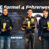 Bearman bei der Übergabe des Meisterpokals