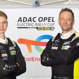 Aus schönem Grund wieder vereint im Cockpit des Corsa Rally4: Calle Carlberg (l.) und Vater Torbjörn