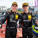Elias Seppänen und Tom Kalender (l-r) nach ihrem ersten Saisonsieg in der Motorsport Arena Oschersleben