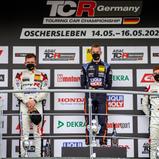 Luca Engstler neben den Fugel-Brüdern Dominik (l.) und Marcel (r.)