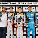 Das Podium vom 13. Saisonrennen: PHM-Ingenieur Antonio Ortiz, Taylor Barnard, Nikita Bedrin und Rasmus Joutsimies (v. l. n. r.)