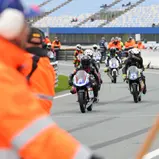Teilnehmer treten mit Honda NSF250 R Maschinen und auf Pirelli-Reifen an