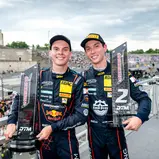 Ferrari-Duo auf dem Podium: Thierry Vermeulen und Jack Aitken (l-r)